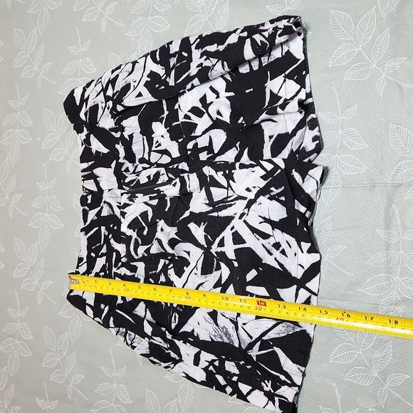 Dynamite Shorts - Picture 6 of 6